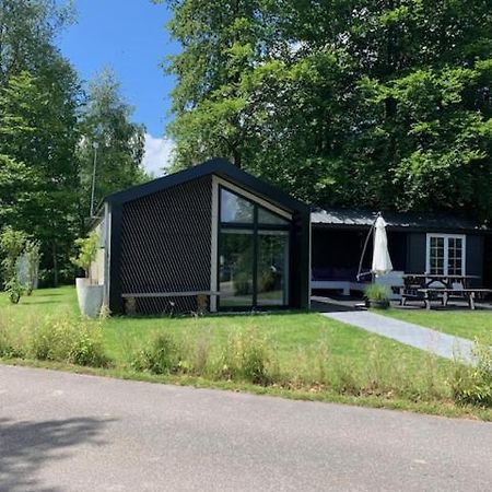 Luxe Chalet In Oosterwolde In Friesland, Op Rustig Park Met Uitzicht Op Meer En Strandje Luaran gambar
