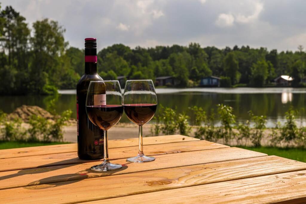 Luxe Chalet In Oosterwolde In Friesland, Op Rustig Park Met Uitzicht Op Meer En Strandje Luaran gambar