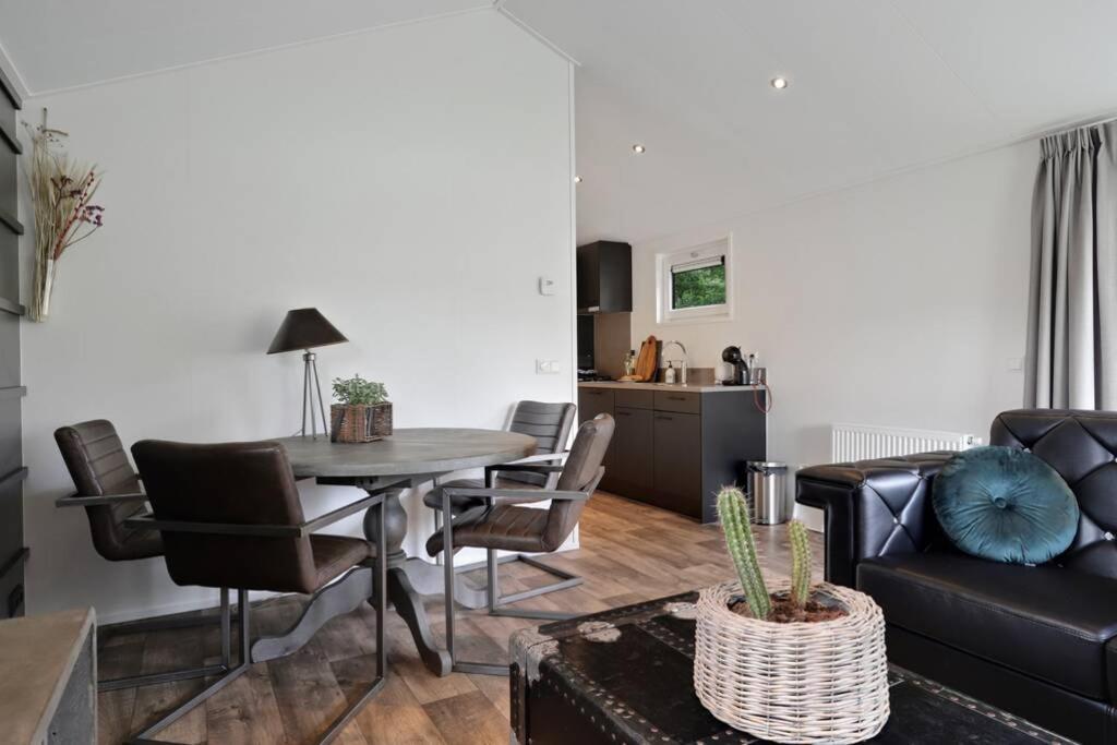 Luxe Chalet In Oosterwolde In Friesland, Op Rustig Park Met Uitzicht Op Meer En Strandje Luaran gambar