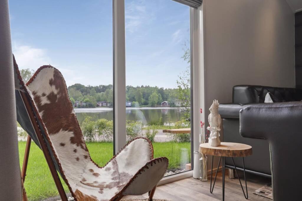 Luxe Chalet In Oosterwolde In Friesland, Op Rustig Park Met Uitzicht Op Meer En Strandje Luaran gambar