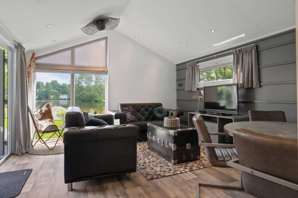 Luxe Chalet In Oosterwolde In Friesland, Op Rustig Park Met Uitzicht Op Meer En Strandje Luaran gambar