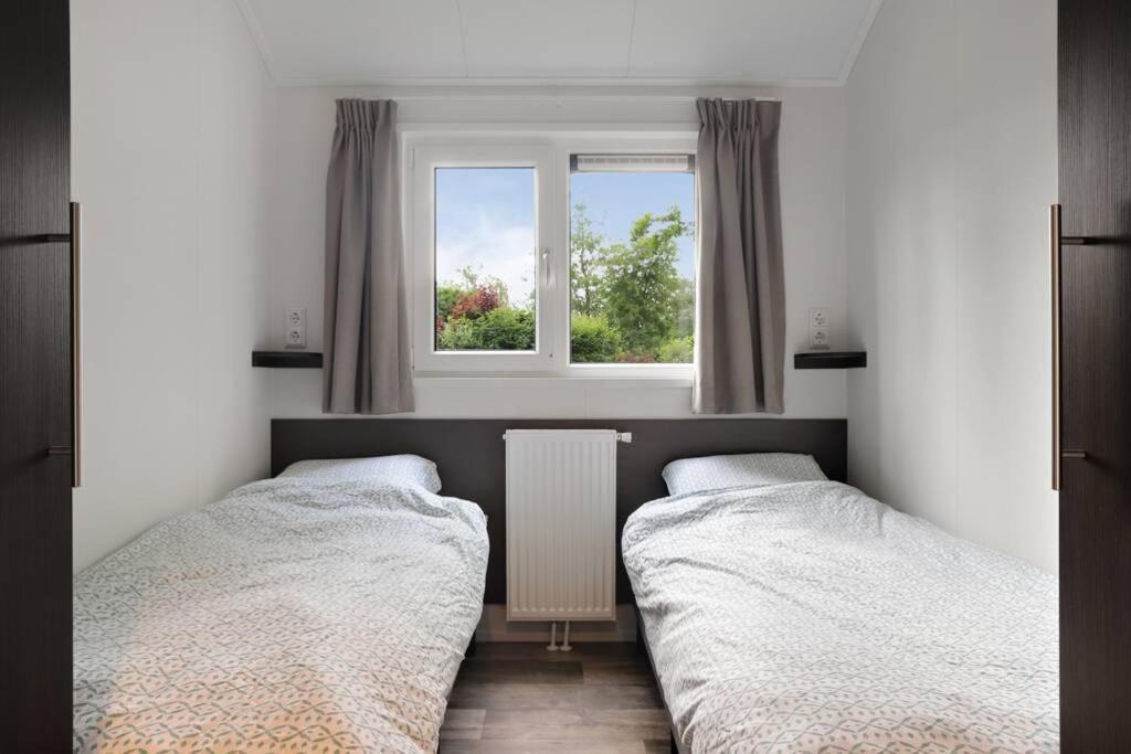Luxe Chalet In Oosterwolde In Friesland, Op Rustig Park Met Uitzicht Op Meer En Strandje Luaran gambar