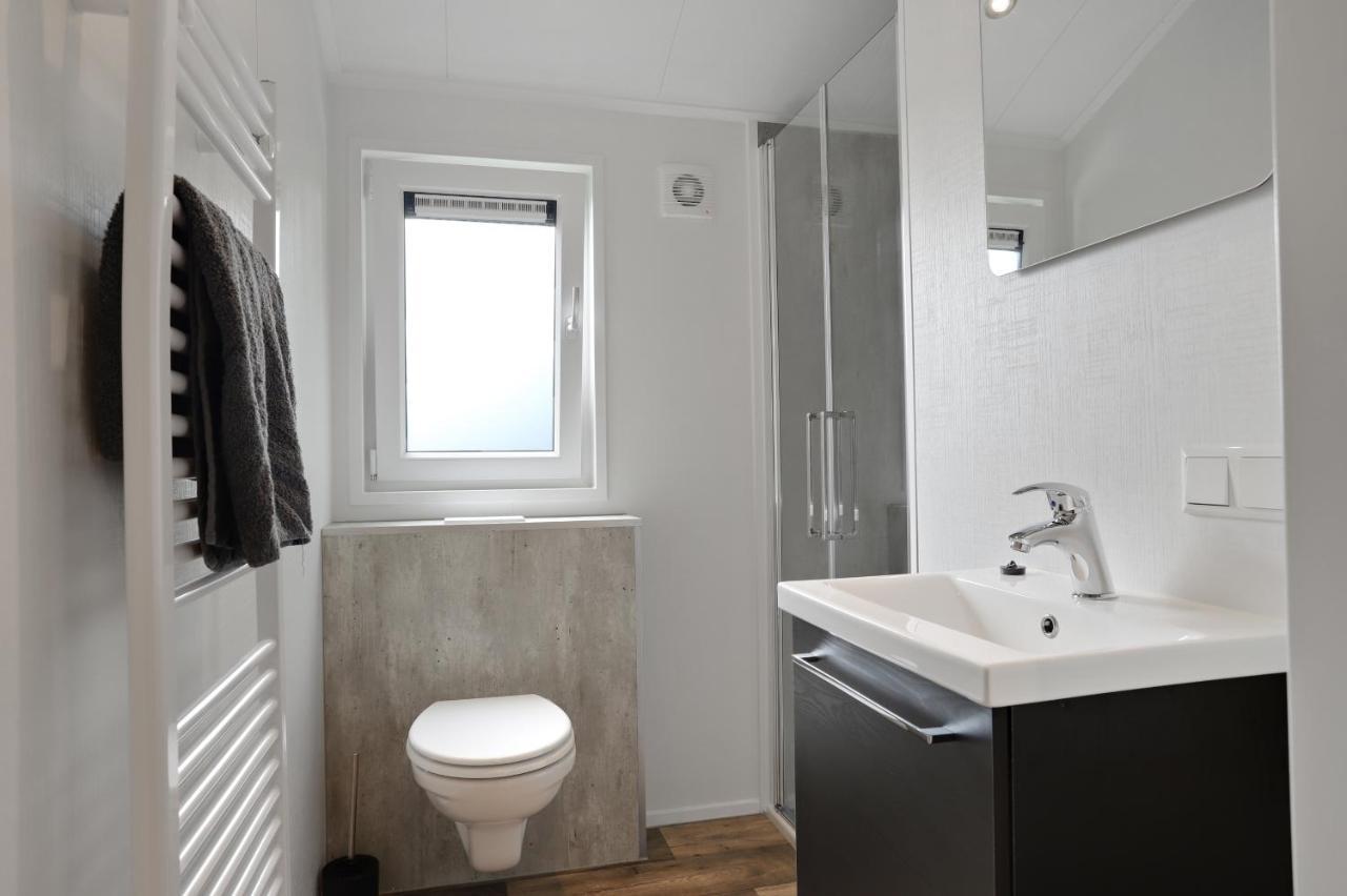 Luxe Chalet In Oosterwolde In Friesland, Op Rustig Park Met Uitzicht Op Meer En Strandje Luaran gambar