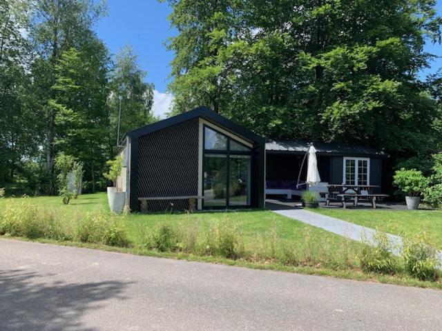 Luxe Chalet In Oosterwolde In Friesland, Op Rustig Park Met Uitzicht Op Meer En Strandje Luaran gambar